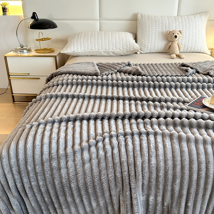 91家纺网 家纺一手货源 找家纺 芸锦豪 2024新款仿兔毛抽条毛毯-卷边款 灰色