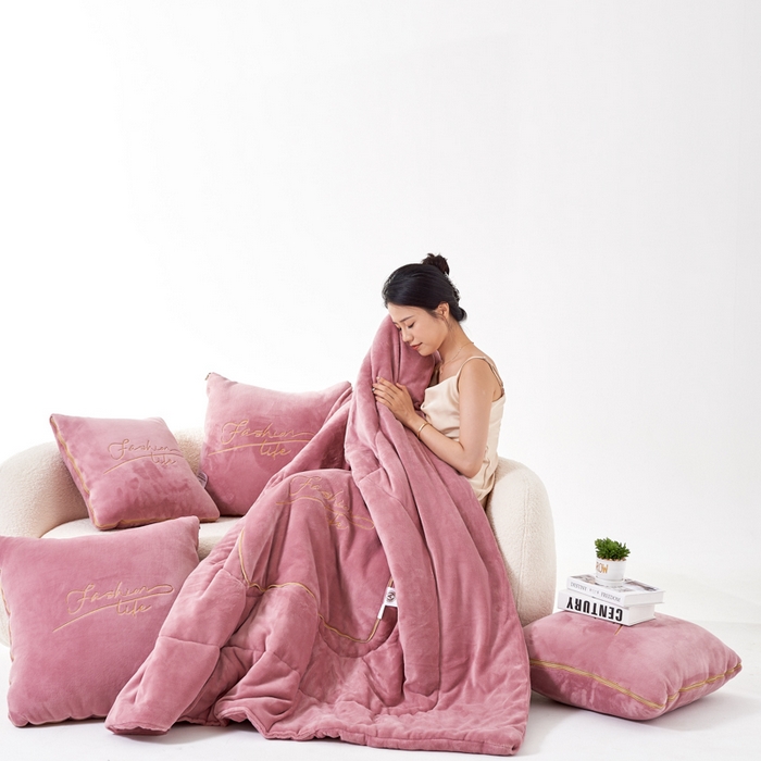 91家纺网 家纺一手货源 找家纺 照世家纺 2024新款牛奶绒轻奢抱枕被 豆沙