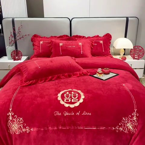 91家纺网 家纺一手货源 找家纺 银石 2024新款秋冬230克全消光牛奶绒大红四件套喜结良缘