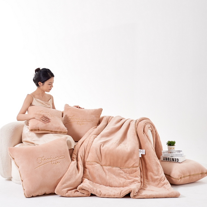 91家纺网 家纺一手货源 找家纺 照世家纺 2024新款牛奶绒轻奢抱枕被 驼色