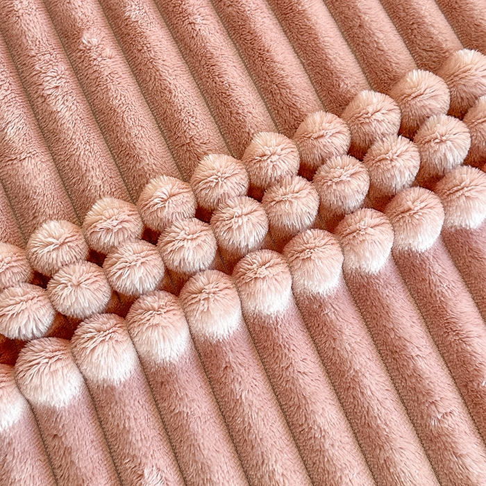 91家纺网 家纺一手货源 找家纺 芸锦豪 2024新款仿兔毛抽条毛毯-卷边款 粉色