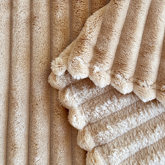 91家纺网 家纺一手货源 找家纺 芸锦豪 2024新款仿兔毛抽条毛毯-卷边款 咖色