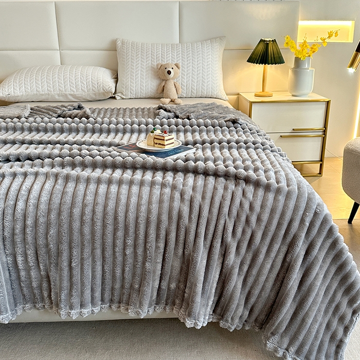 91家纺网 家纺一手货源 找家纺 芸锦豪 2024新款仿兔毛抽条毛毯-卷边款 灰色