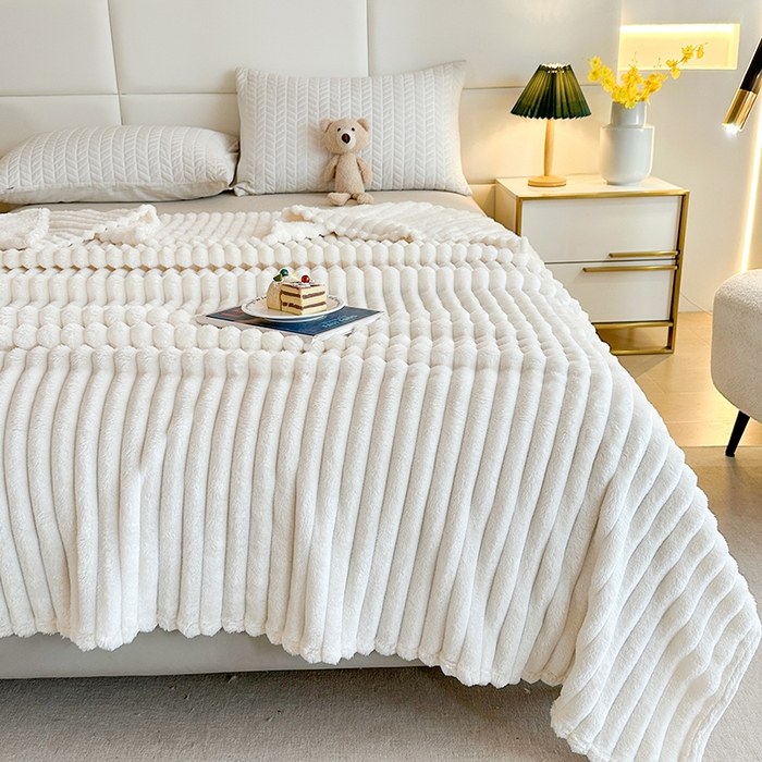 91家纺网 家纺一手货源 找家纺 芸锦豪 2024新款仿兔毛抽条毛毯-卷边款 白色