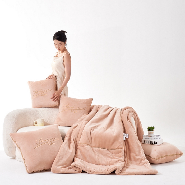 91家纺网 家纺一手货源 找家纺 照世家纺 2024新款牛奶绒轻奢抱枕被 驼色