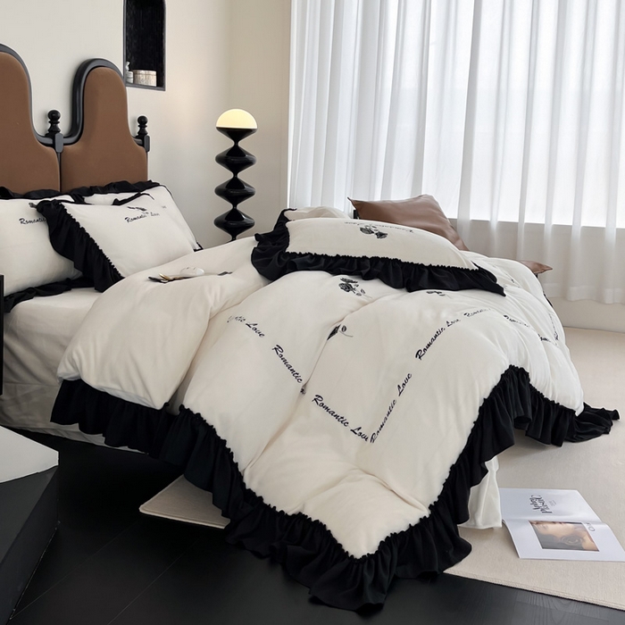 91家纺网 家纺一手货源 找家纺 凯美家居 2024新款法式牛奶绒刺绣四件套-欧雅 欧雅-奶白黑玫瑰