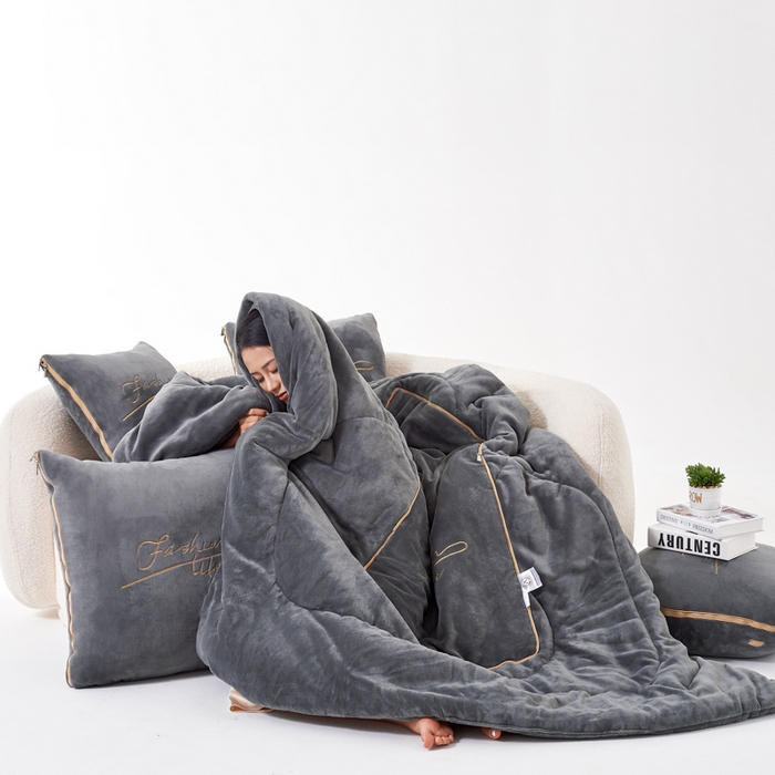 91家纺网 家纺一手货源 找家纺 照世家纺 2024新款牛奶绒轻奢抱枕被 深灰