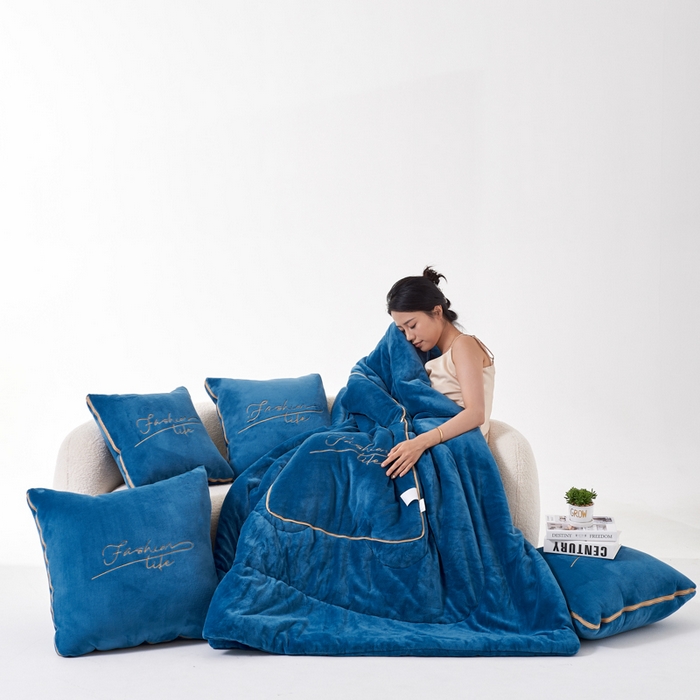 91家纺网 家纺一手货源 找家纺 照世家纺 2024新款牛奶绒轻奢抱枕被 宝石蓝