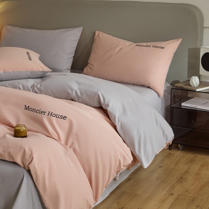 91家纺网 家纺一手货源 找家纺 卡巴伦家纺 2024新款全棉磨毛纯色刺绣双拼四件套-蒙可 蒙可-粉灰