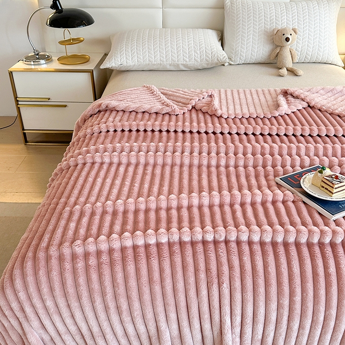 91家纺网 家纺一手货源 找家纺 芸锦豪 2024新款仿兔毛抽条毛毯-卷边款 粉色