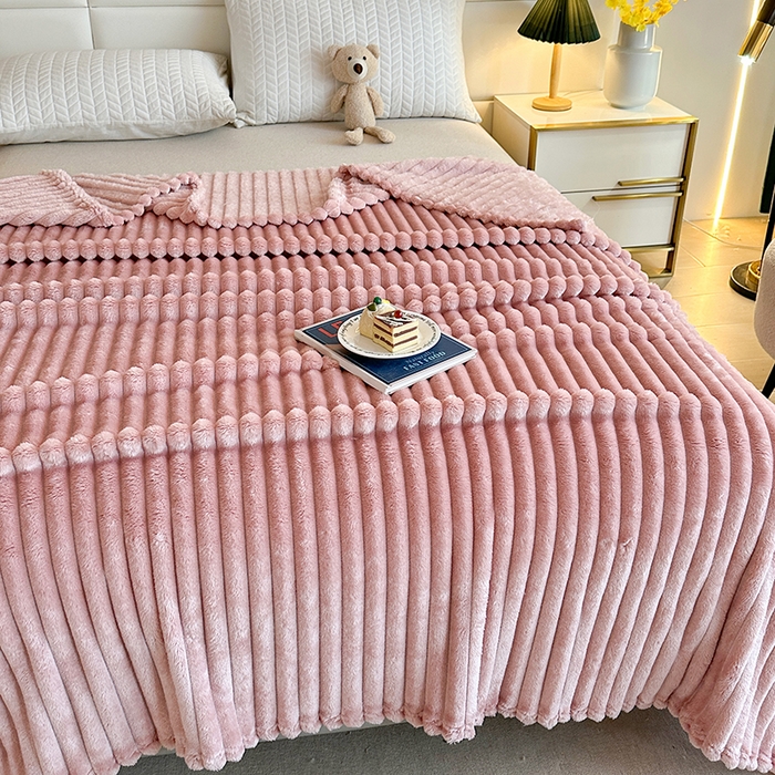 91家纺网 家纺一手货源 找家纺 芸锦豪 2024新款仿兔毛抽条毛毯-卷边款 粉色