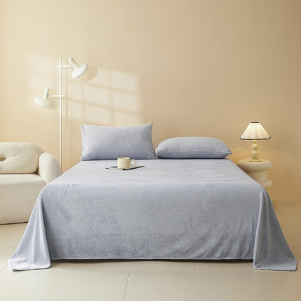 91家纺网 家纺一手货源 找家纺 七仙女家纺 2025新款A类230g高克重牛奶绒单品床单 浅灰兰