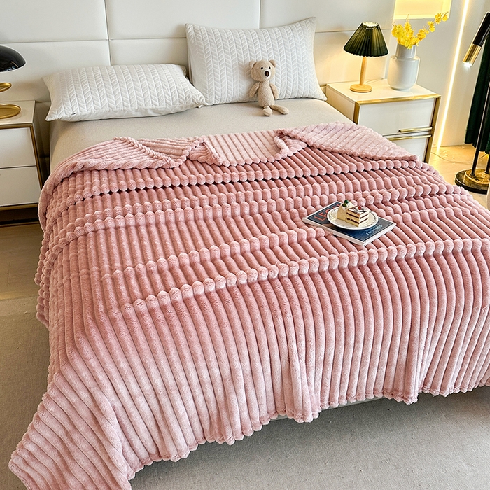 91家纺网 家纺一手货源 找家纺 芸锦豪 2024新款仿兔毛抽条毛毯-卷边款 粉色