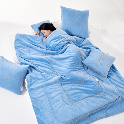 照世家纺 2024新款牛奶绒轻奢抱枕被 天空蓝