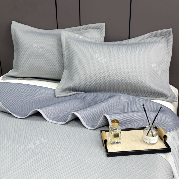 91家纺网 家纺一手货源 找家纺 81号家纺 2024新款冰感豆豆床裙款凉席 高级灰