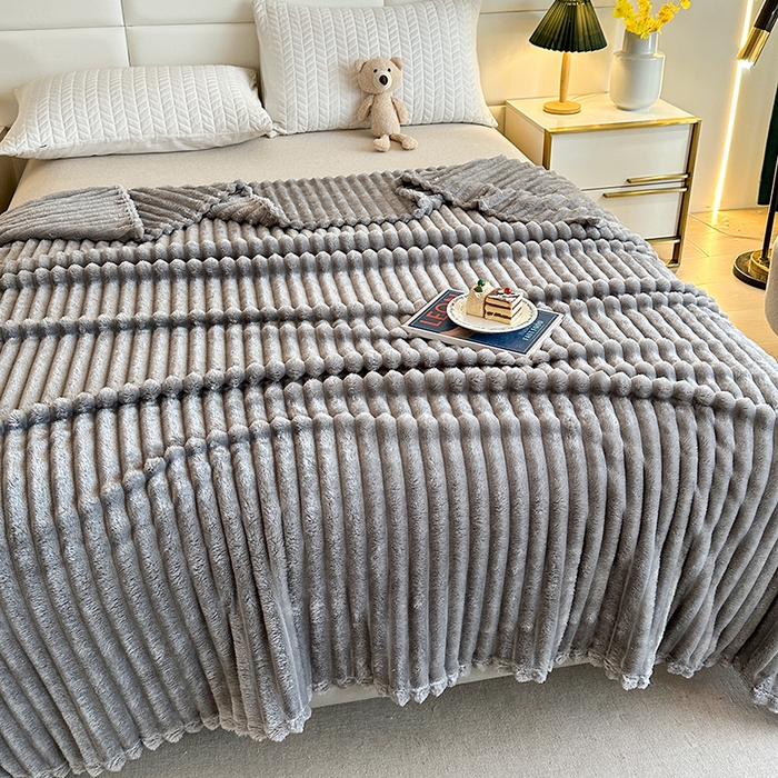 91家纺网 家纺一手货源 找家纺 芸锦豪 2024新款仿兔毛抽条毛毯-卷边款 灰色