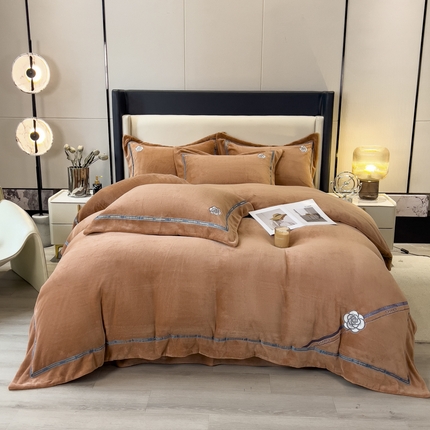 91家纺网 家纺一手货源 找家纺 金绣美居 2025新款全消光牛奶绒高克重加厚宽边绣花保暖四件套-梵星 橘色