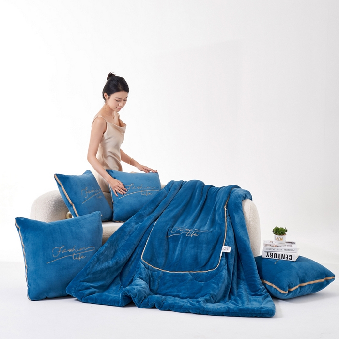 91家纺网 家纺一手货源 找家纺 照世家纺 2024新款牛奶绒轻奢抱枕被 宝石蓝