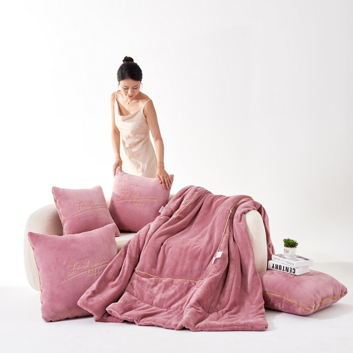 91家纺网 家纺一手货源 找家纺 照世家纺 2024新款牛奶绒轻奢抱枕被 豆沙