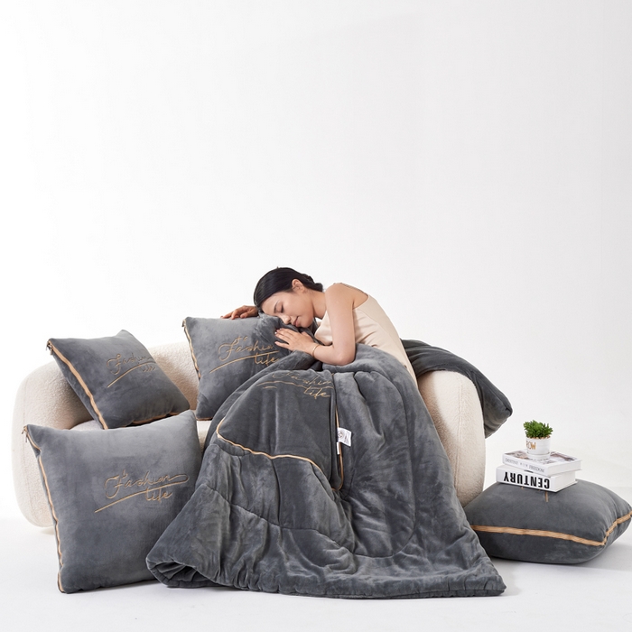 91家纺网 家纺一手货源 找家纺 照世家纺 2024新款牛奶绒轻奢抱枕被 深灰