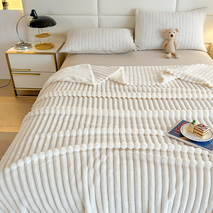 91家纺网 家纺一手货源 找家纺 芸锦豪 2024新款仿兔毛抽条毛毯-卷边款 白色