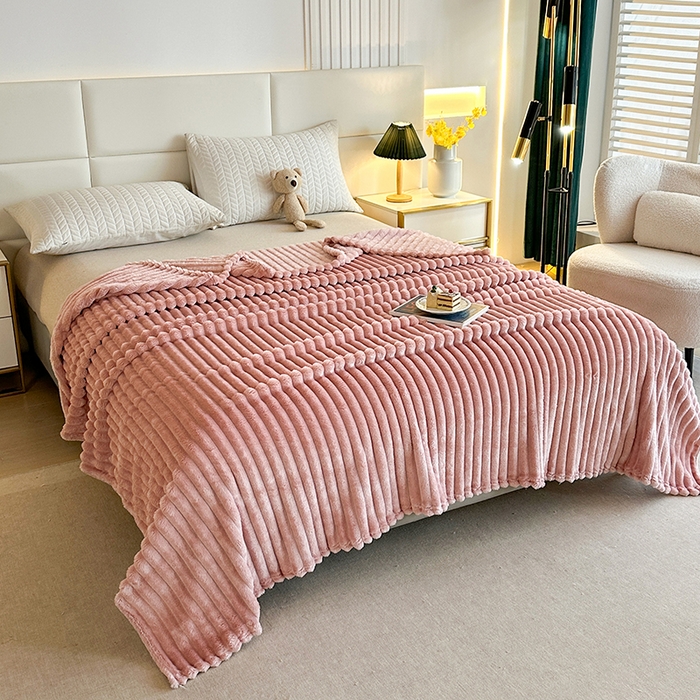 91家纺网 家纺一手货源 找家纺 芸锦豪 2024新款仿兔毛抽条毛毯-卷边款 粉色