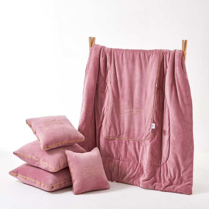 91家纺网 家纺一手货源 找家纺 照世家纺 2024新款牛奶绒轻奢抱枕被 豆沙