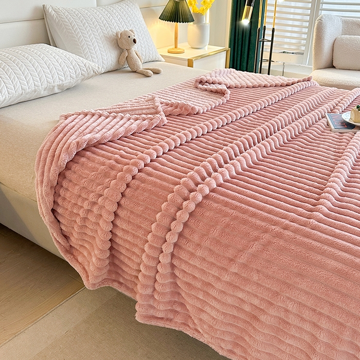 91家纺网 家纺一手货源 找家纺 芸锦豪 2024新款仿兔毛抽条毛毯-卷边款 粉色