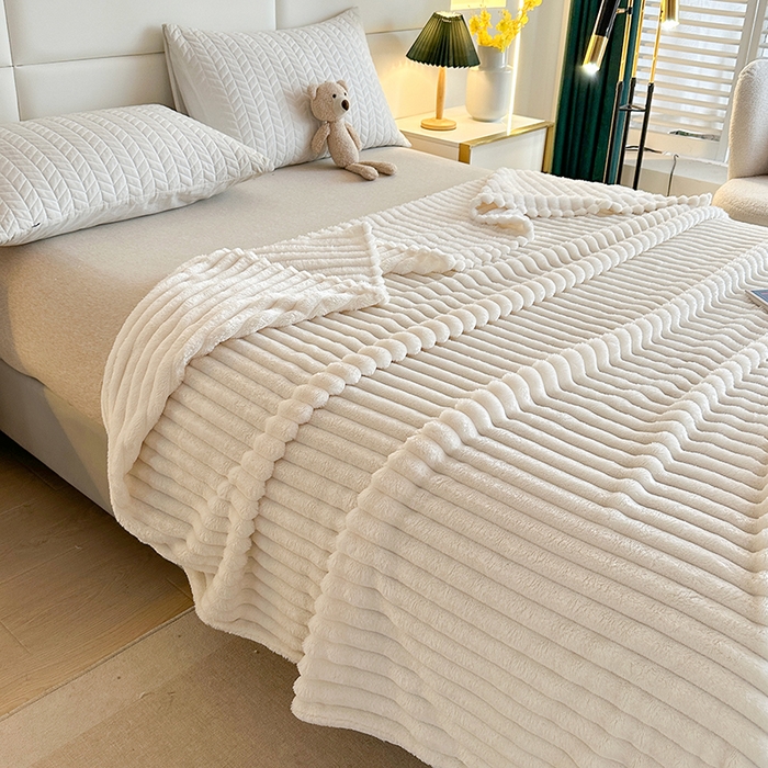 91家纺网 家纺一手货源 找家纺 芸锦豪 2024新款仿兔毛抽条毛毯-卷边款 白色