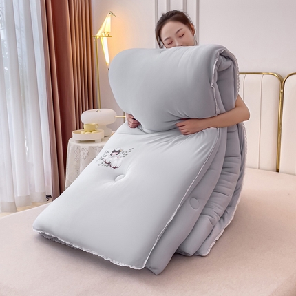 91家纺网 家纺一手货源 找家纺 81号家纺 2024新款针织棉花边烫花被冬被被芯 时尚灰