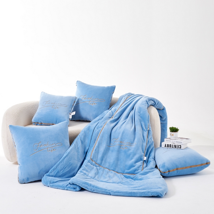 91家纺网 家纺一手货源 找家纺 照世家纺 2024新款牛奶绒轻奢抱枕被 天空蓝