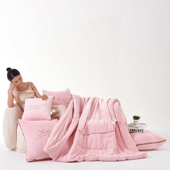 91家纺网 家纺一手货源 找家纺 照世家纺 2024新款牛奶绒轻奢抱枕被 浅粉