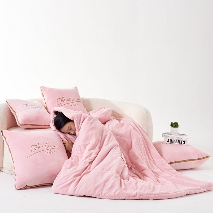 91家纺网 家纺一手货源 找家纺 照世家纺 2024新款牛奶绒轻奢抱枕被 浅粉