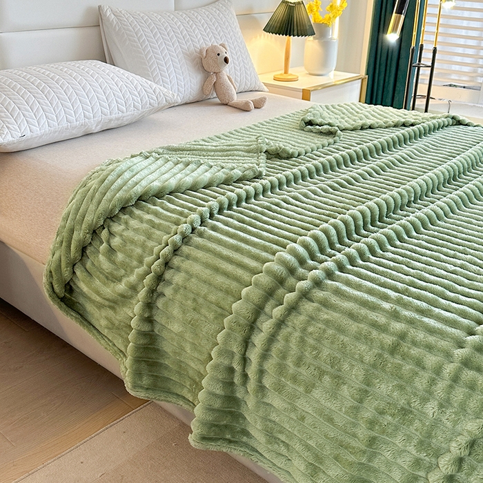 91家纺网 家纺一手货源 找家纺 芸锦豪 2024新款仿兔毛抽条毛毯-卷边款 绿色