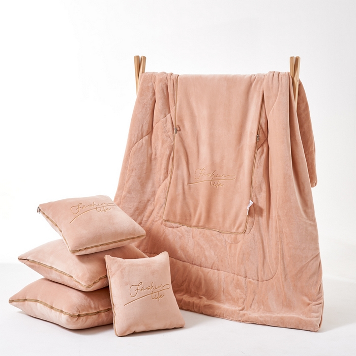 91家纺网 家纺一手货源 找家纺 照世家纺 2024新款牛奶绒轻奢抱枕被 驼色