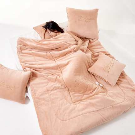 照世家纺 2024新款牛奶绒轻奢抱枕被 驼色