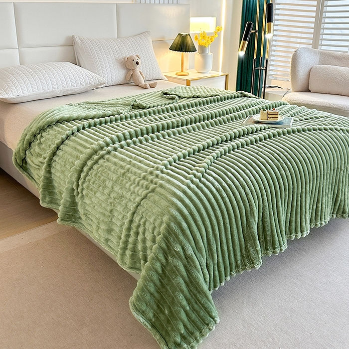 91家纺网 家纺一手货源 找家纺 芸锦豪 2024新款仿兔毛抽条毛毯-卷边款 绿色