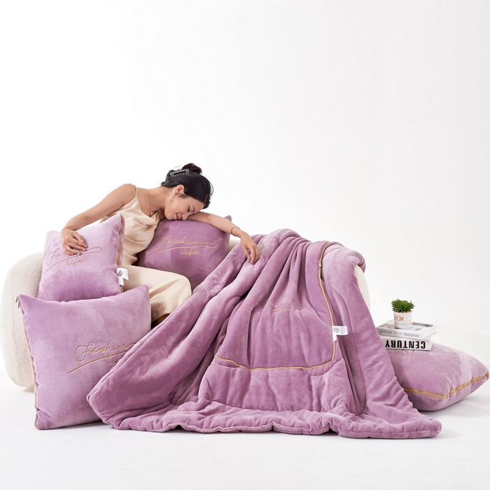 91家纺网 家纺一手货源 找家纺 照世家纺 2024新款牛奶绒轻奢抱枕被 香芋紫