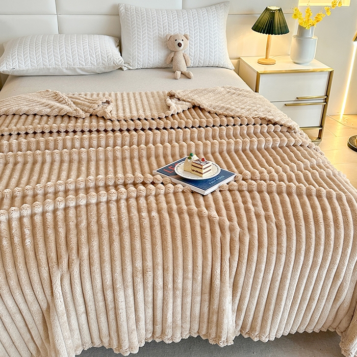 91家纺网 家纺一手货源 找家纺 芸锦豪 2024新款仿兔毛抽条毛毯-卷边款 咖色