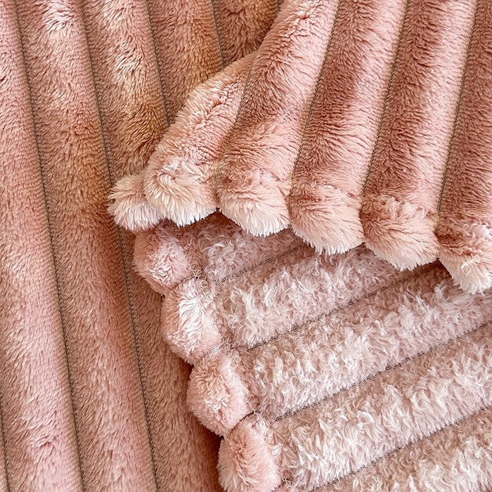 91家纺网 家纺一手货源 找家纺 芸锦豪 2024新款仿兔毛抽条毛毯-卷边款 粉色