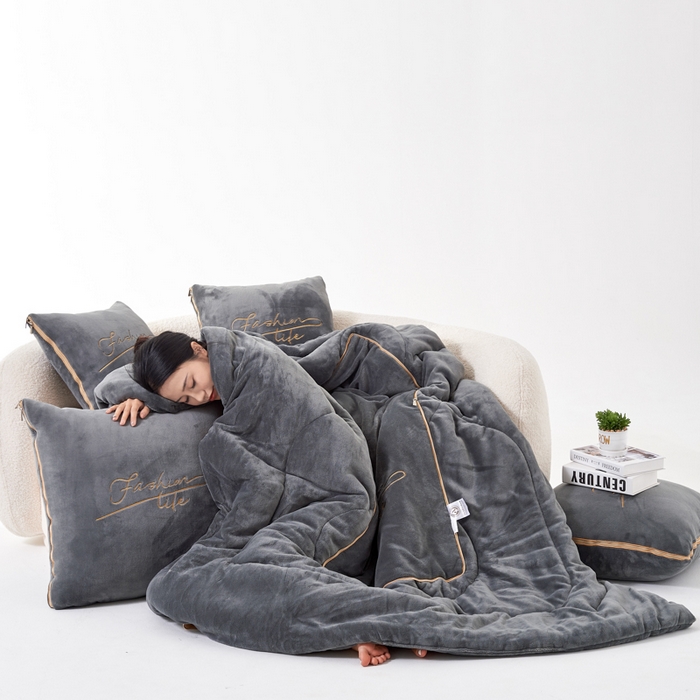 91家纺网 家纺一手货源 找家纺 照世家纺 2024新款牛奶绒轻奢抱枕被 深灰