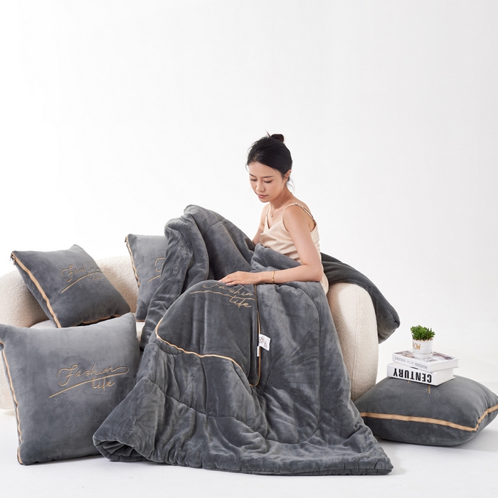 91家纺网 家纺一手货源 找家纺 照世家纺 2024新款牛奶绒轻奢抱枕被 深灰