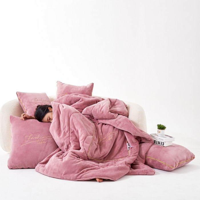 91家纺网 家纺一手货源 找家纺 照世家纺 2024新款牛奶绒轻奢抱枕被 豆沙