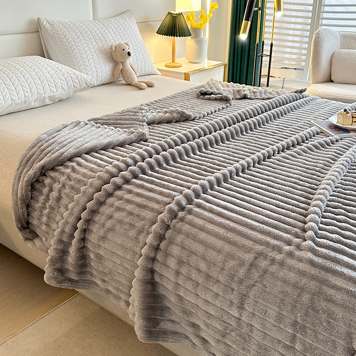 91家纺网 家纺一手货源 找家纺 芸锦豪 2024新款仿兔毛抽条毛毯-卷边款 灰色