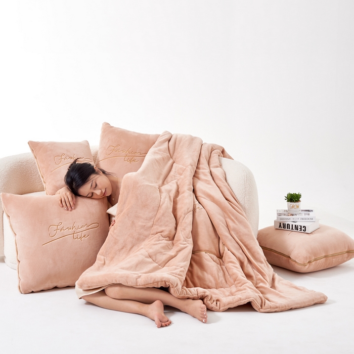 91家纺网 家纺一手货源 找家纺 照世家纺 2024新款牛奶绒轻奢抱枕被 驼色