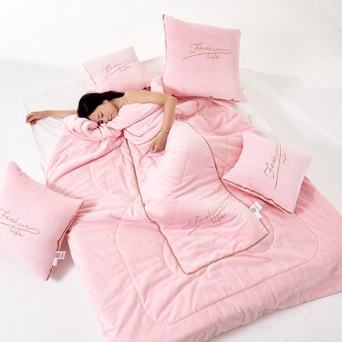 91家纺网 家纺一手货源 找家纺 照世家纺 2024新款牛奶绒轻奢抱枕被 浅粉