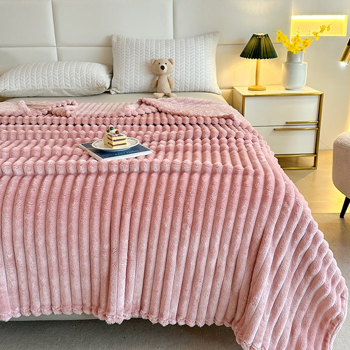91家纺网 家纺一手货源 找家纺 芸锦豪 2024新款仿兔毛抽条毛毯-卷边款 粉色