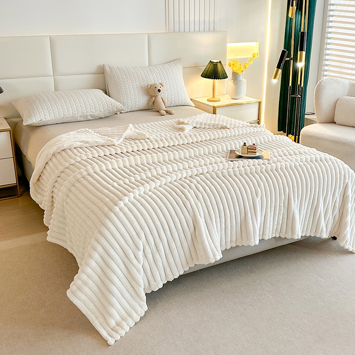 91家纺网 家纺一手货源 找家纺 芸锦豪 2024新款仿兔毛抽条毛毯-卷边款 白色