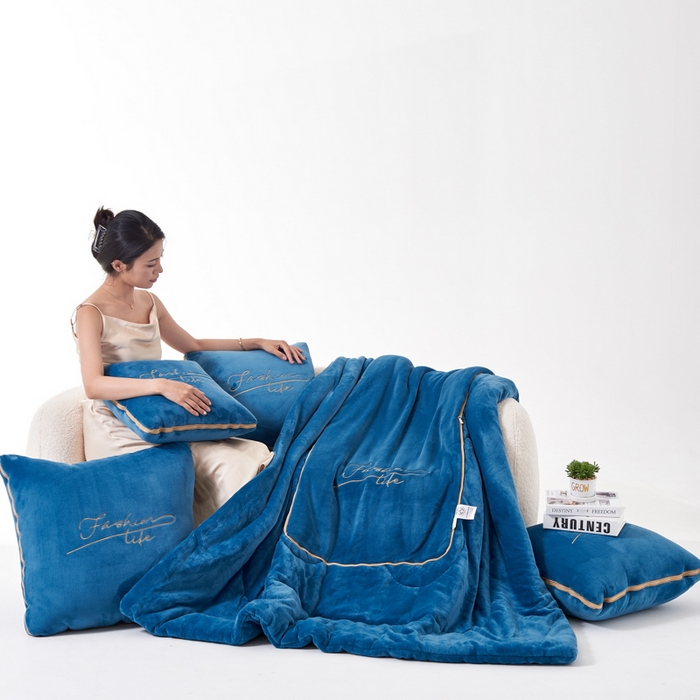 91家纺网 家纺一手货源 找家纺 照世家纺 2024新款牛奶绒轻奢抱枕被 宝石蓝