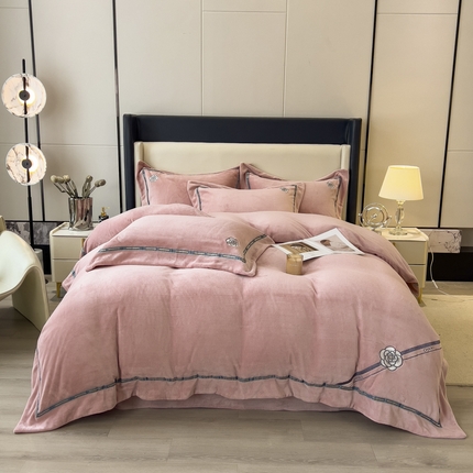 91家纺网 家纺一手货源 找家纺 金绣美居 2025新款全消光牛奶绒高克重加厚宽边绣花保暖四件套-梵星 豆沙
